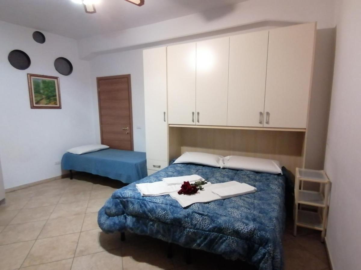 Villa Glori Affitto Camere Monolocali คาร์ปิ ภายนอก รูปภาพ