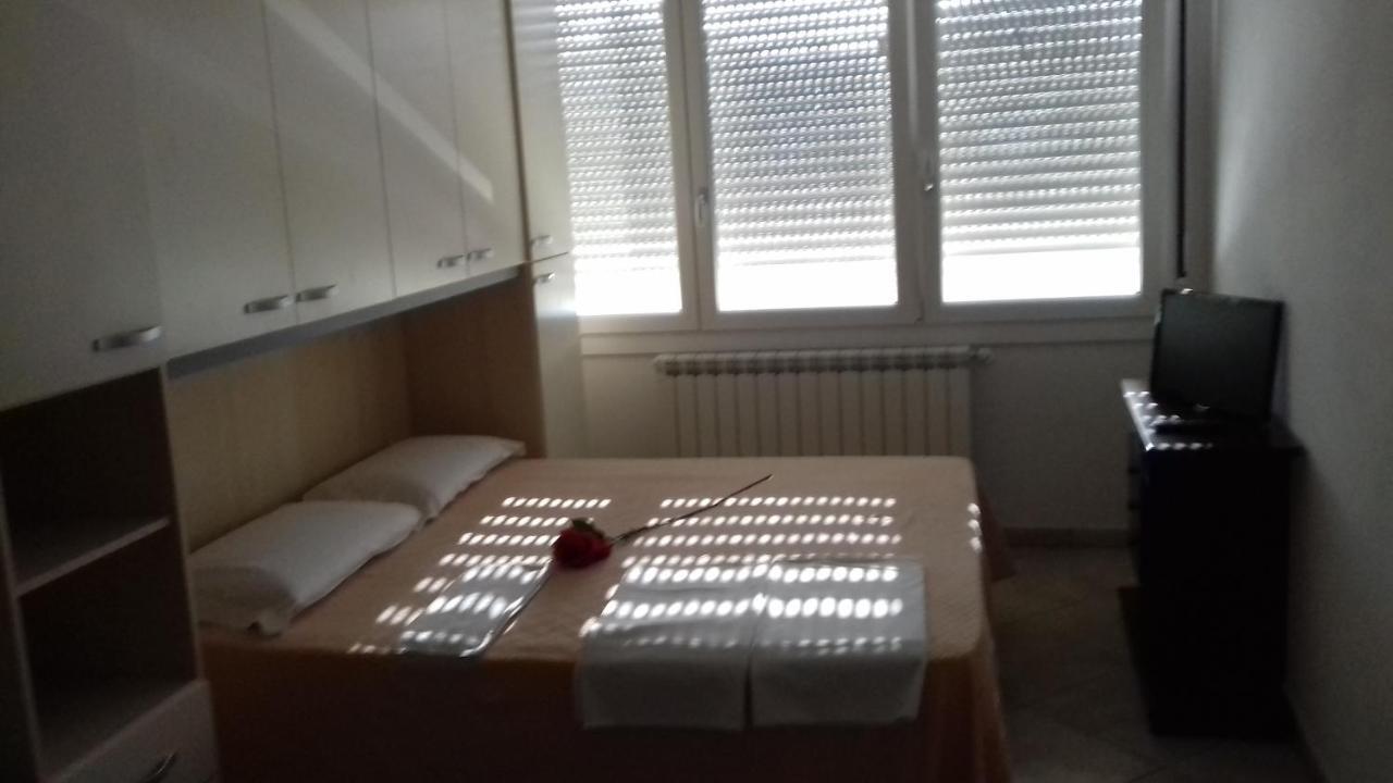 Villa Glori Affitto Camere Monolocali คาร์ปิ ภายนอก รูปภาพ